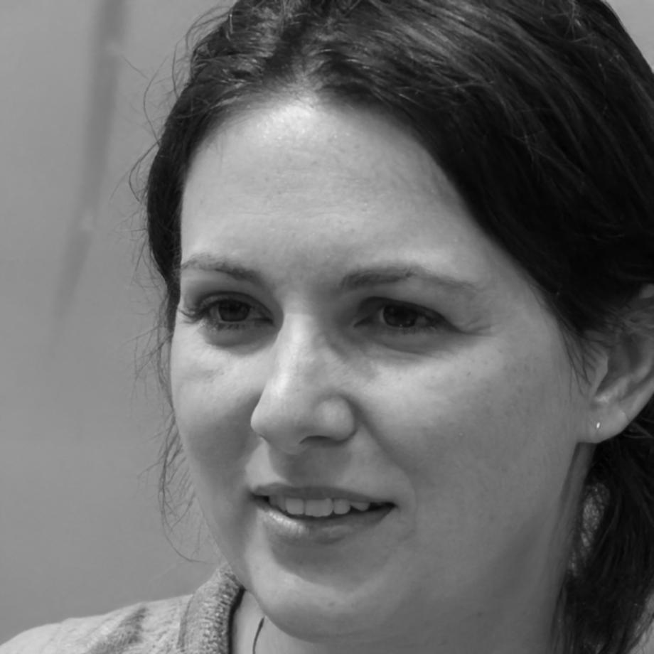 Porträt einer erfahrenen Pädagogin für digitale Weiterbildung